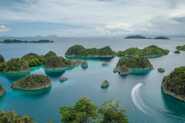 Raja Ampat dan Tiga Wajah Pembangunan: Manusia, Alam, dan Keuntungan