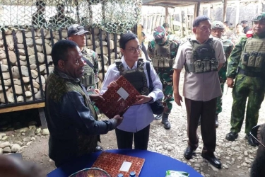 Sri Mulyani Kunjungi Nduga Papua, Berdialog dengan Guru hingga Tentara