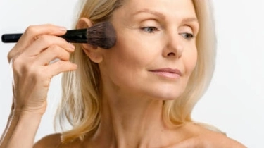 10 Bedak Terbaik untuk Usia 50 Tahun ke Atas, Bikin Kulit Tampak Cerah dan Awet Muda