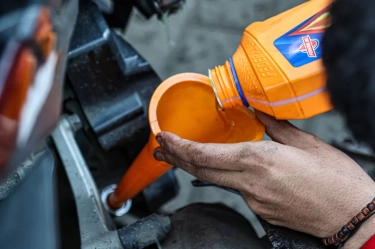 Jangan Asal Isi, Ini 5 Dampak yang Timbul Jika kamu Gunakan Oli Motor Manual pada Motor Matic