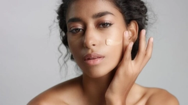 5 Foundation Andalan yang Selalu Bikin Makeup Flawless Tanpa Cela