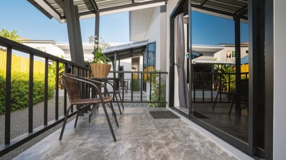 7 Warna Keramik Teras Rumah Terbaik: Estetik, Modern dan Tak Mudah Kotor