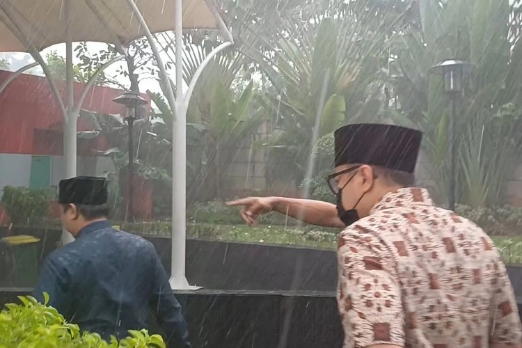 Bungkam Usai Diperiksa KPK, Haniv Eks Pejabat Pajak Terobos Hujan Sambil Sibuk Telepon