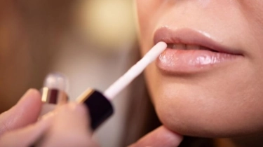 3 Rekomendasi Lip Serum Terbaik untuk Bibir Hitam dan Kering, Auto Pink Alami!