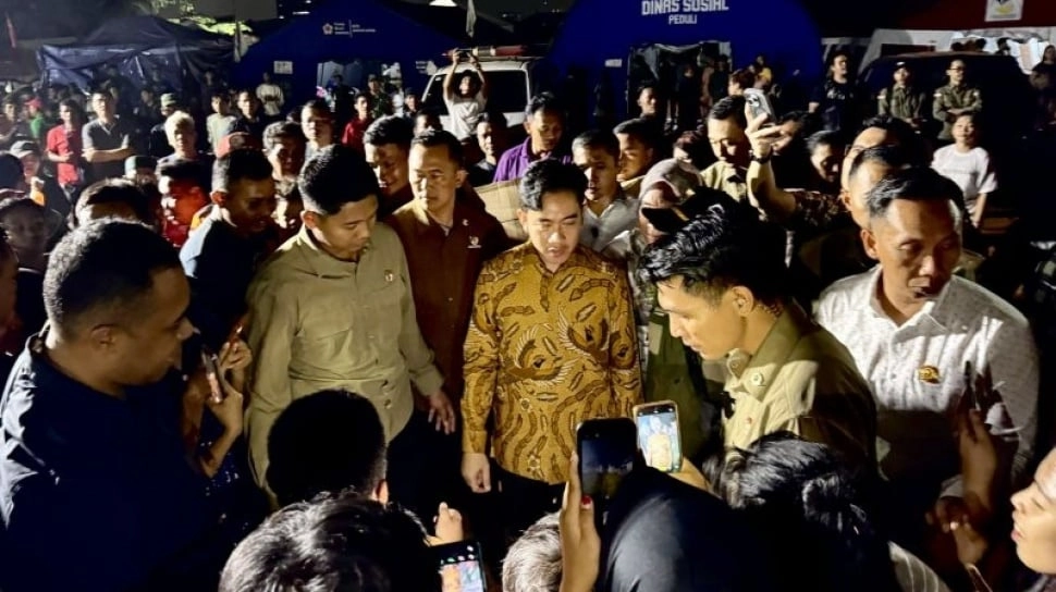 Gibran Muncul di Tengah Isu Pemakzulan, Bagi-bagi Susu di Kapuk Muara