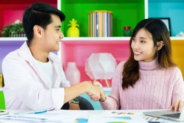 5 Zodiak Ini Paling Gampang Cinlok di Kantor, Kamu Termasuk?