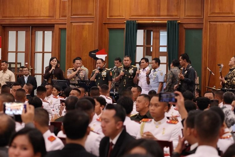 Keakraban Kapolri dan Panglima TNI Duet Nyanyi ''Rumah Kita'' Saat Gala Dinner Bareng Prabowo