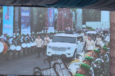 Prabowo Tiba di Indo Defence Naik Maung, Disambut Anak SD