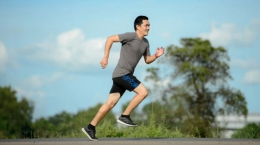 3 Sepatu Lari Pria Terbaik 2025 yang Nyaman dan Anti Lecet, Harga Terjangkau!