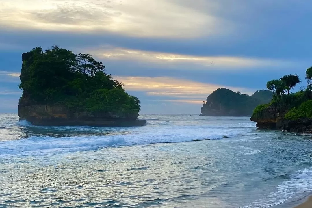 7 Wisata Alam Malang yang Indah: Mulai dari Air Terjun, Sumber Mata Air, hingga Pantai Hidden Gem!