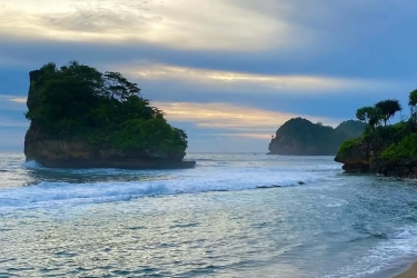 7 Wisata Alam Malang yang Indah: Mulai dari Air Terjun, Sumber Mata Air, hingga Pantai Hidden Gem!