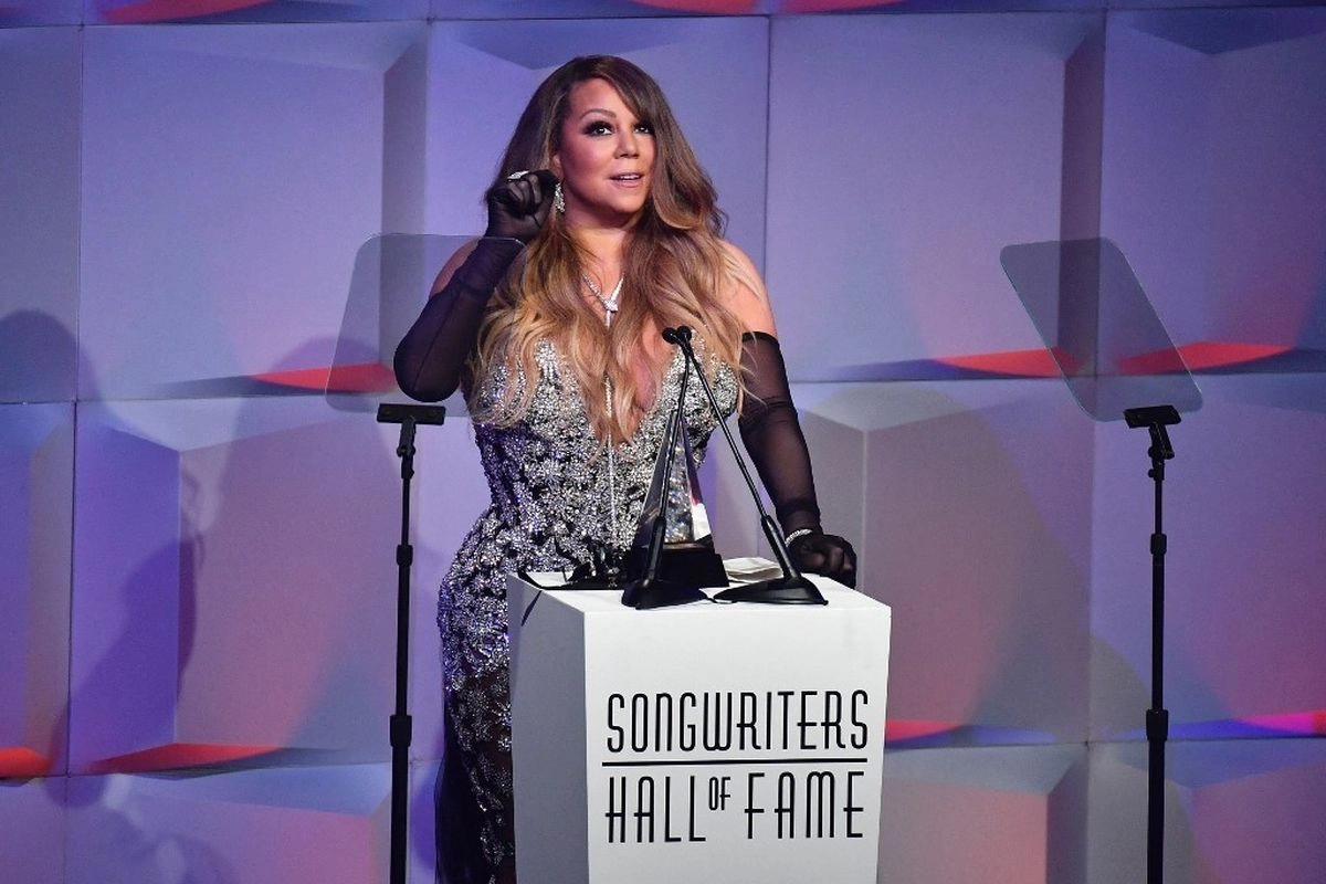 5 Outfit Mariah Carey untuk Inspirasi, Glamor dan Serba Bling-bling