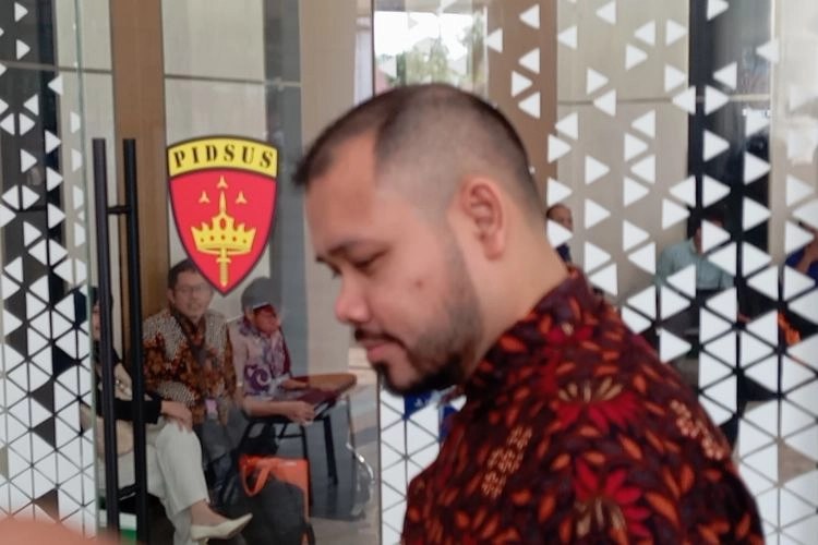 Ibrahim Eks Stafsus Nadiem Bawa Dokumen Saat Penuhi Panggilan Kejagung