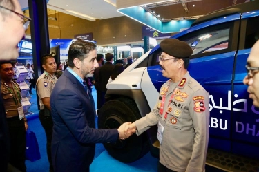 Mobil Polisi Abu Dhabi Curi Perhatian Sejumlah Jenderal di Indo Defence 2025