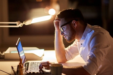 Studi: Kerja Lembur Terlalu Sering Bisa Ubah Struktur Otak