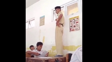 Heboh Guru Dumadi Tendang Kepala Siswa Sambil Naik Meja, Berakhir Perdamaian