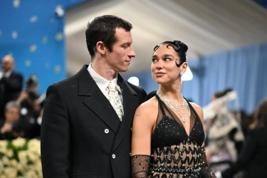 Dua Lipa Resmi Tunangan dengan Callum Turner, Ini Detail Cincin Mewahnya