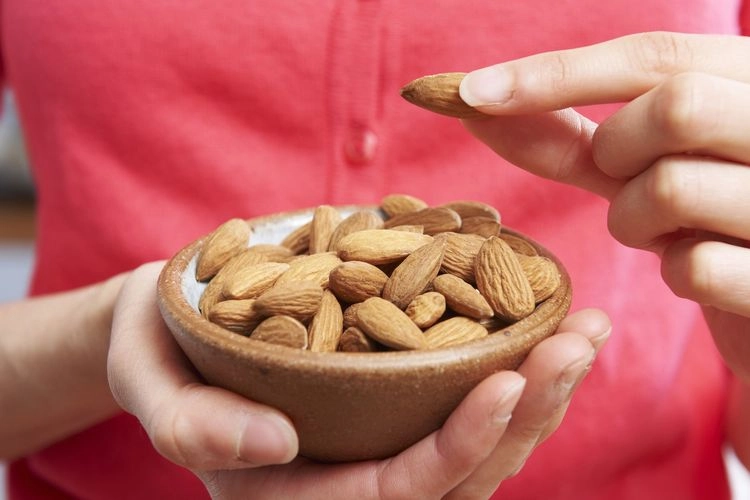 Konsumsi Almond Tiap Hari Turunkan Kolesterol dan Lingkar Pinggang