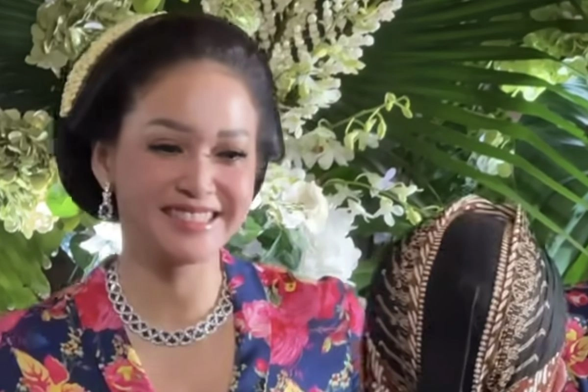 Hadiri Siraman Al Ghazali, Maia Estianty Tampil Elegan dengan Dua Busana Berbeda