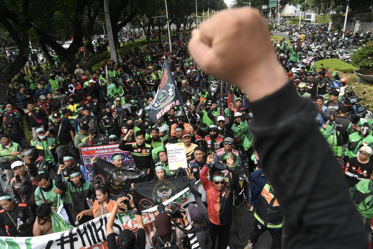 Maju Mundur Regulasi Transportasi Online