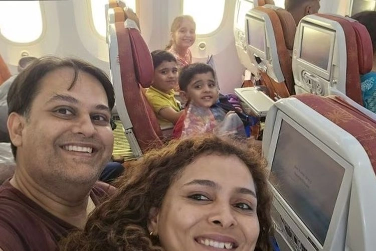 Selfie Terakhir Keluarga Dokter, Penumpang Air India yang Jadi Korban