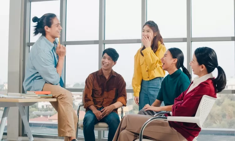 Menurut Psikologi, Ada 6 Bahasa Tubuh yang Mengisyaratkan Seseorang Benar-Benar Senang dengan Kehadiran Anda, Apa Saja?