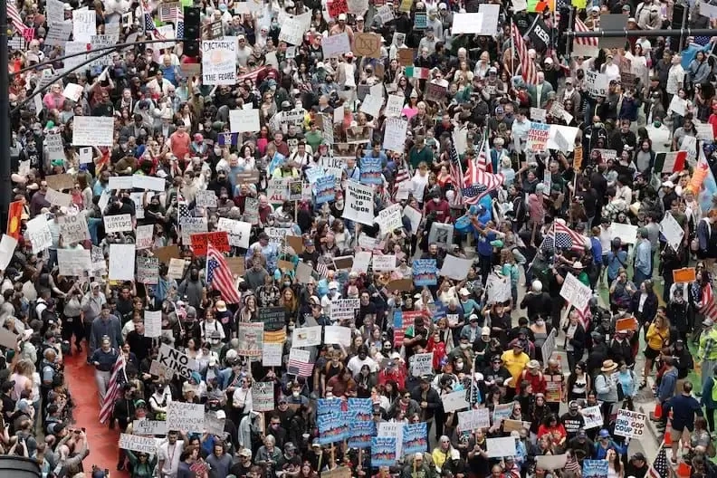 Trump Rayakan Ulang Tahun dengan Demo “No Kings”, Pertimbangkan Larangan Perjalanan