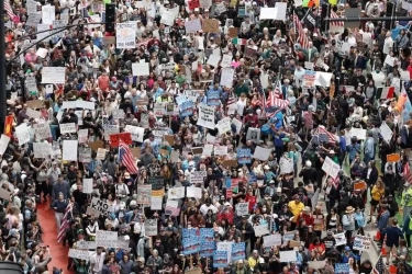 Trump Rayakan Ulang Tahun dengan Demo “No Kings”, Pertimbangkan Larangan Perjalanan