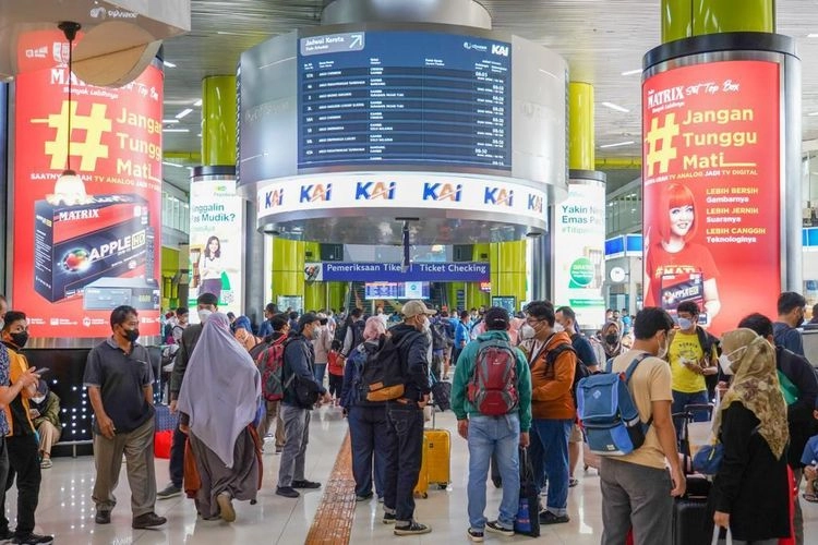 10 Stasiun Kereta Favorit Turis Asing di Indonesia dan Daya Tariknya