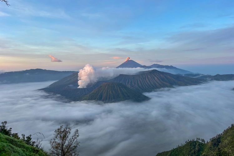 Indahnya Lautan Awan di Kaldera Bromo dari Bukit Kingkong