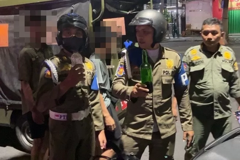 Lagi Asyik Pesta Miras, 35 Pemuda Kepergok Satpol PP di Pusat Kota Surabaya