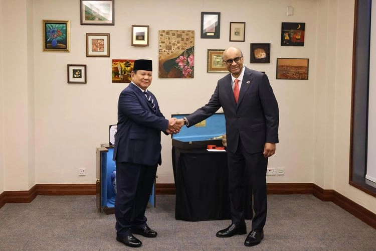 Prabowo Beri Guci hingga Keris ''Emas'' ke Presiden Singapura