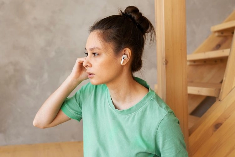 Waspadai Tuli Akibat Headset, Ancaman Nyata yang Sering Diabaikan