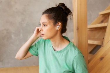 Waspadai Tuli Akibat Headset, Ancaman Nyata yang Sering Diabaikan