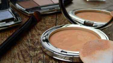 6 Bedak Terbaik untuk Dipakai Sehari-hari: Ringan, Tahan Lama, dan Gak Bikin Kusam