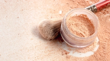 Beda Loose Powder dan Setting Powder: Serupa tapi Tak Sama Fungsi dan Cara Pakainya