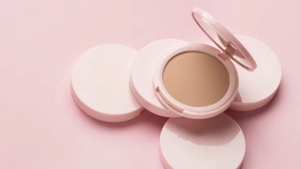 7 Powder Foundation Full Coverage untuk Kulit Berminyak, Mulai Rp70 Ribuan!