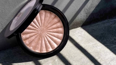 7 Rekomendasi Bedak Two Way Cake Ampuh Tutup Pori-Pori, Harga di Bawah Rp100 Ribuan