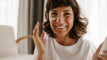 7 Rekomendasi Sunscreen yang Cocok untuk Kulit Berminyak: Gak Lengket, Bebas Kilap, Mulai Rp40 Ribu