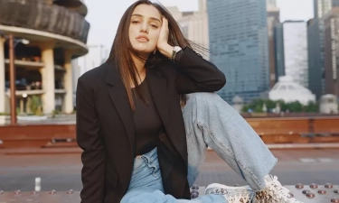 11 Gaya Simpel tapi Keren dengan Kombinasi Blazer dan Jeans, Dua Item Tak Terduga yang Justru Serasi