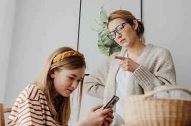 9 Aturan Sosial yang Dipatuhi Gen X Saat Masih Anak-anak Tapi Dianggap Gak Masuk Akal oleh Gen Z Sekarang