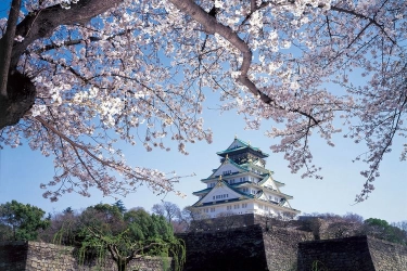 4 Tips Berkunjung ke Osaka Castle, Pakai Alas Kaki yang Nyaman