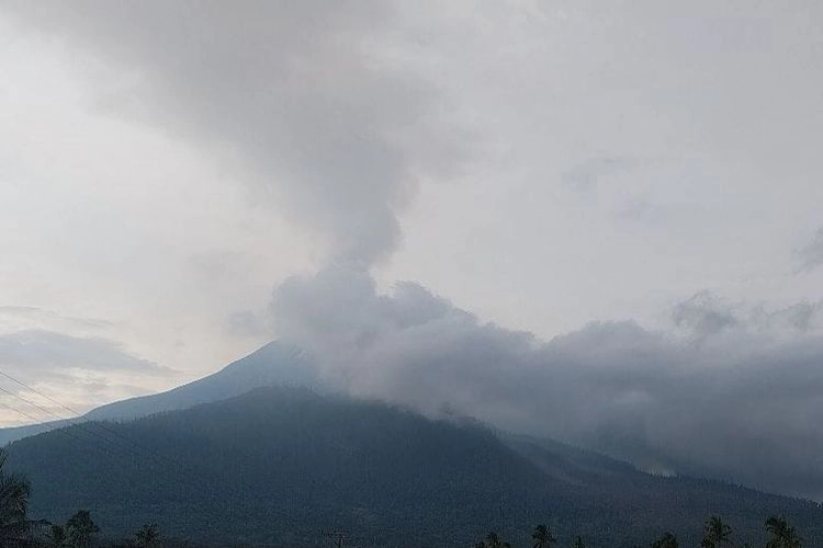 Gunung Lewotobi Erupsi, 25 Penerbangan Wings Air Dibatalkan