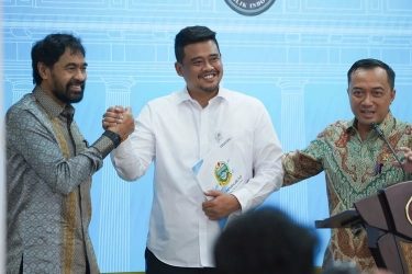 Jabat Erat Muzakir dan Bobby Akhiri Sengketa 4 Pulau