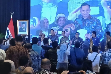 Menko AHY Serahkan 1.120 Sertifikat Hak Milik untuk Warga Transmigrasi Lokal Sukabumi