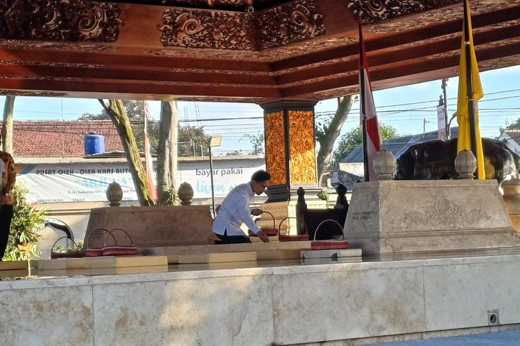 Momen Gibran 7 Kali Tabur Bunga ke Makam Bung Karno