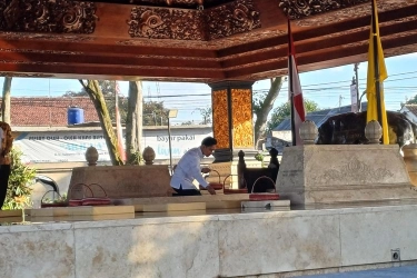 Momen Gibran 7 Kali Tabur Bunga ke Makam Bung Karno