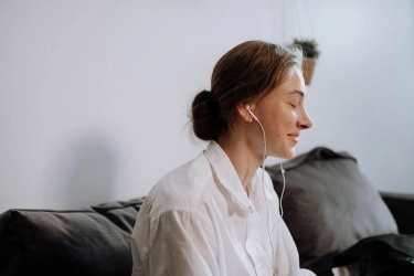 Sering Pakai Earbuds? Waspadai Risiko Iritasi, Infeksi, hingga Penumpukan Kotoran Telinga