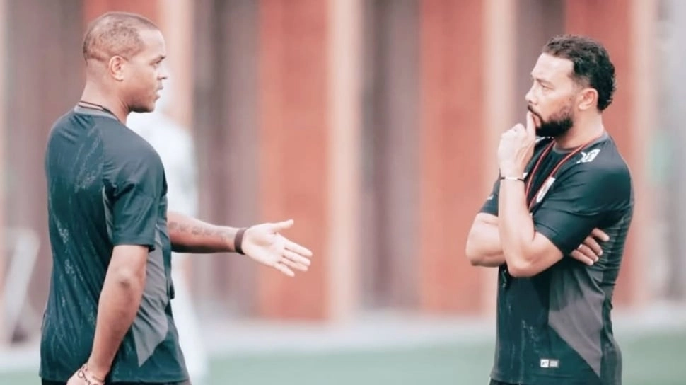 Bos Ajax Buka Suara Soal Rumor Rekrut Denny Landzaat