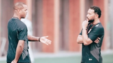 Bos Ajax Buka Suara Soal Rumor Rekrut Denny Landzaat